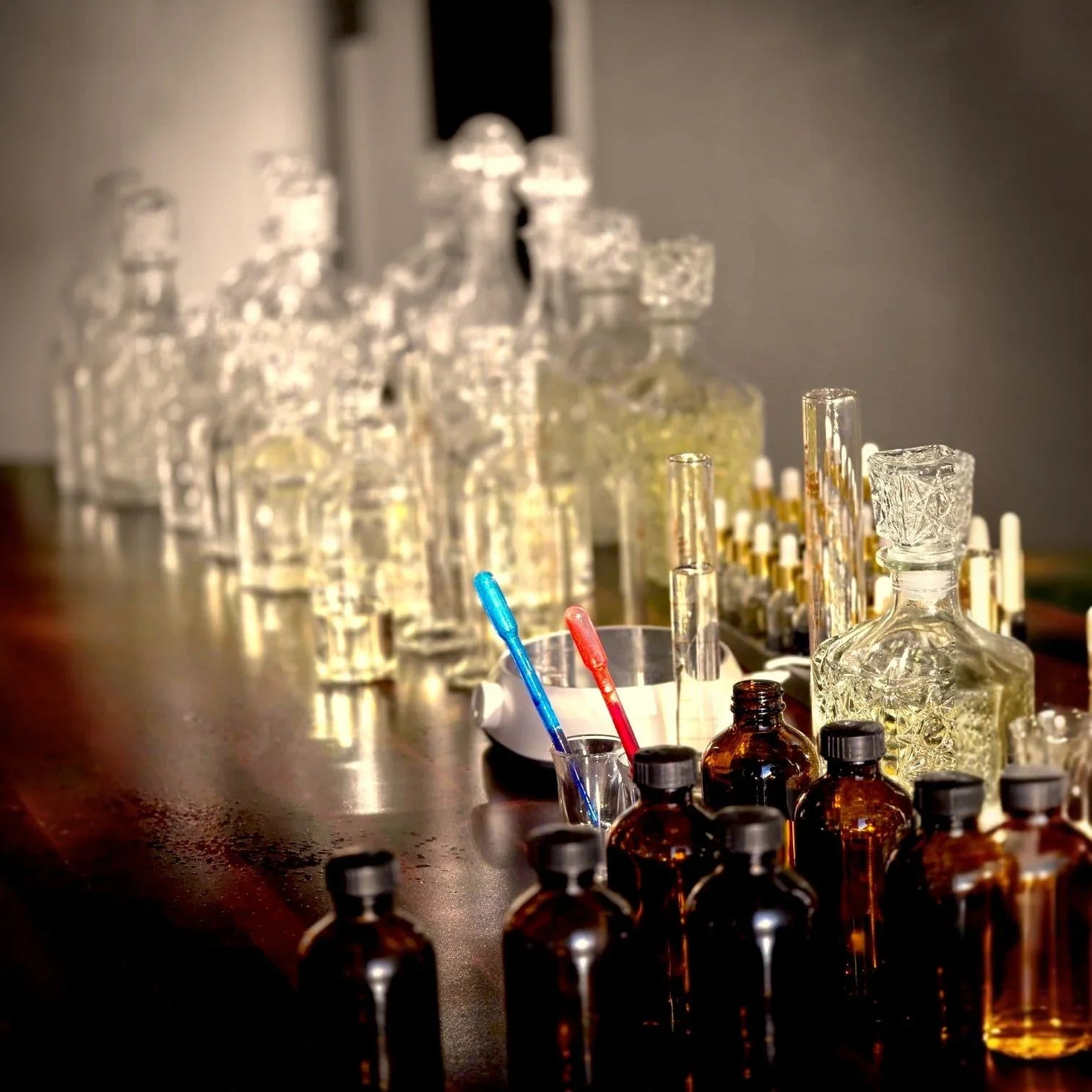 Wholesale Perfume Suppliers vs Distributors: What’s the Real Difference?